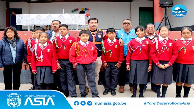 El alcalde de la Municipalidad Distrital de Asia, Isaias Alcántara Malásquez, juramentó a las brigadas escolares de Gestión del Riesgo de Desastres de la I.E.P Nº20123 Capilla de Asia. 
La ceremonia protocolar contó con la presencia del director Donald Aguilar Sánchez, docentes, estudiantes y padres de familia, donde nuestra autoridad edil tomó juramento a los estudiantes del nivel primaria y secundaria, que desde ahora tienen la misión de velar por sus compañeros y promover la cultura de la prevención en su centro de estudios. 
Finalmente, el alcalde invitó a todos los alumnos a participar en el primer Simulacro Nacional Multipeligro del año, que se llevará a cabo el viernes 31 de mayo a las 10:00 horas. Bajo el lema “Súmate tú también”.
#MunicipalidadDistritalDeAsia
#PorelDesarrollodeAsia
#IsaiasAlcantaraAlcaldeDeAsia