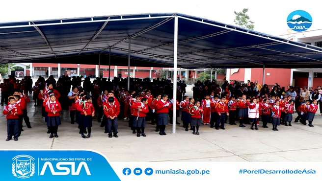 El alcalde de la Municipalidad Distrital de Asia, Isaias Alcántara Malásquez, juramentó a las brigadas escolares de Gestión del Riesgo de Desastres de la I.E.P Nº20123 Capilla de Asia. 
La ceremonia protocolar contó con la presencia del director Donald Aguilar Sánchez, docentes, estudiantes y padres de familia, donde nuestra autoridad edil tomó juramento a los estudiantes del nivel primaria y secundaria, que desde ahora tienen la misión de velar por sus compañeros y promover la cultura de la prevención en su centro de estudios. 
Finalmente, el alcalde invitó a todos los alumnos a participar en el primer Simulacro Nacional Multipeligro del año, que se llevará a cabo el viernes 31 de mayo a las 10:00 horas. Bajo el lema “Súmate tú también”.
#MunicipalidadDistritalDeAsia
#PorelDesarrollodeAsia
#IsaiasAlcantaraAlcaldeDeAsia
