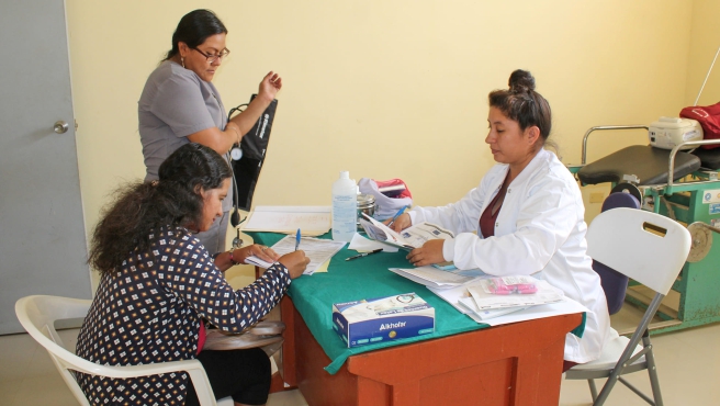 Foto Pobladores de Fernández se benefician con campaña medica gratuita