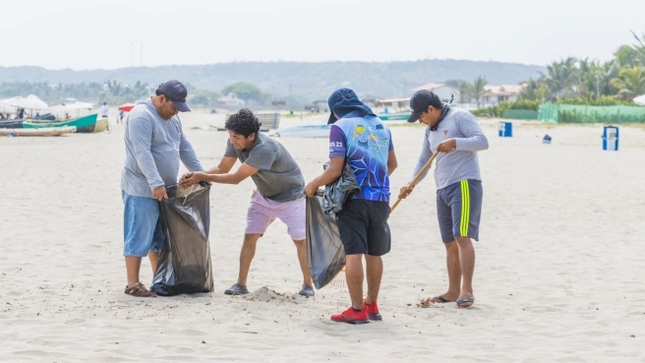 Foto Realizan jornada de limpieza en la playa de Punta Sal