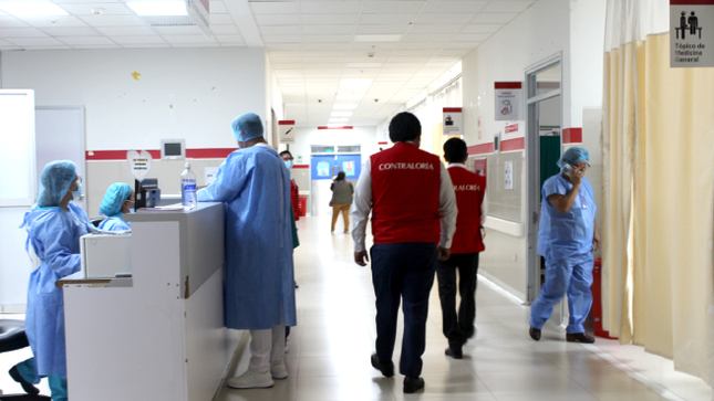 La Contraloría General advirtió que los servicios médicos del Hospital Regional de Moquegua carecen de una programación oportuna de turnos y guardias médicas, lo que incumple la directiva que exige programarlas con al menos tres meses de anticipación. Durante la visita realizada este mes de mayo, se detectó que no se aprobaron los turnos de junio y julio de 2024.