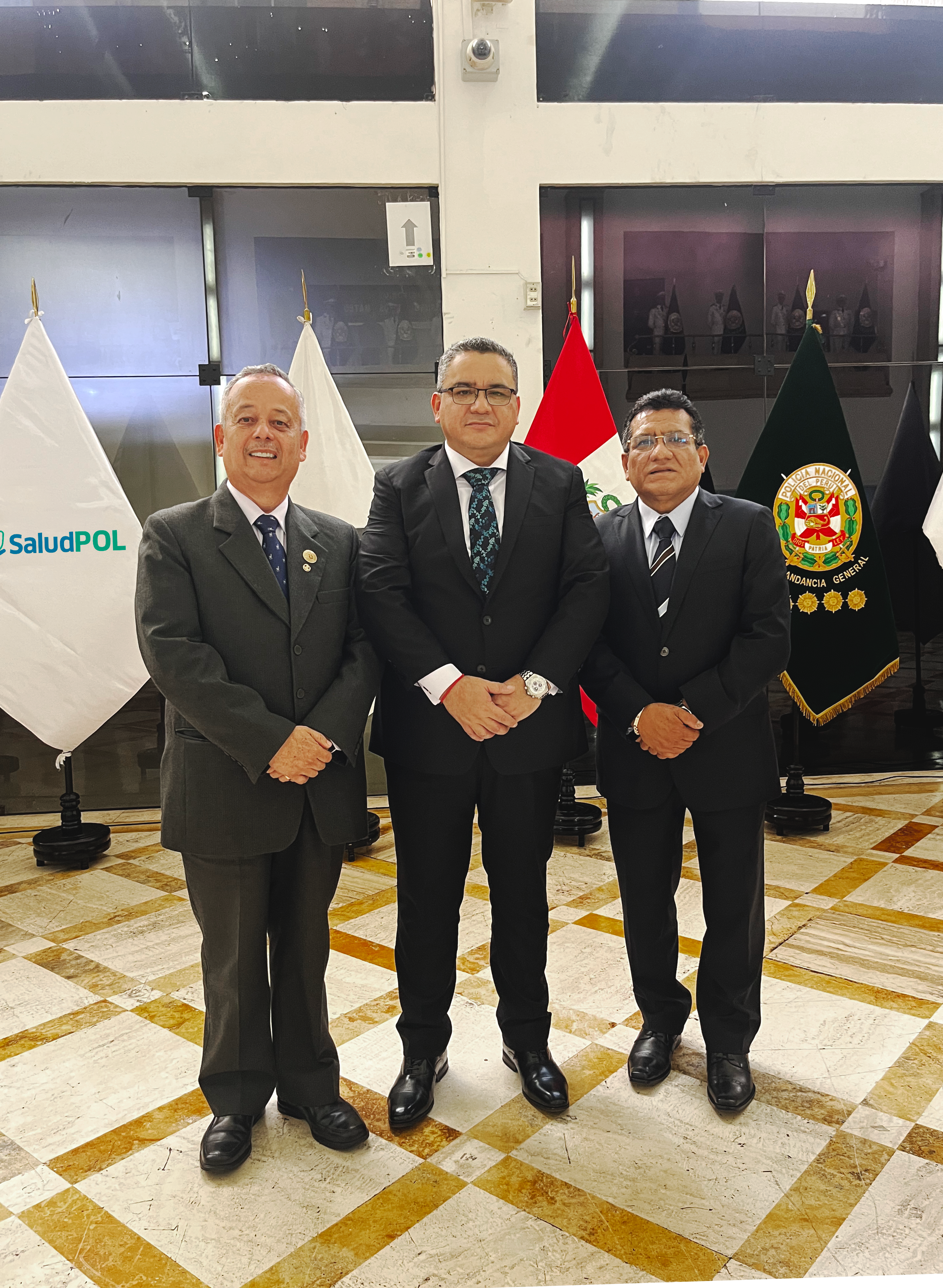 Ministro del Interior junto con el presidente del directorio del Seguro SaludPol y el gerente general del Seguro SaludPol