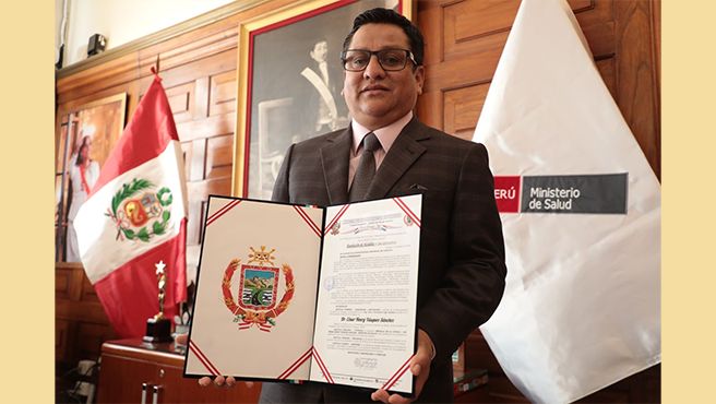Ministro César Vásquez recibe reconocimiento por mejorar el acceso a la salud en Yunguyo
