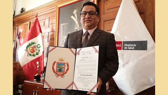 Ministro César Vásquez recibe reconocimiento por mejorar el acceso a la salud en Yunguyo
