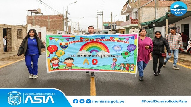 El alcalde Isaias Alcántara Malásquez  junto a los profesores y niños de las diferentes instituciones educativas iniciales del distrito de Asia, participaron esta mañana de un colorido pasacalle por los 93º Aniversario de la Educación Inicial.
Los pequeñitos recorrieron las principales calles de Capilla de Asia en coloridos mandiles con mensajes alusivos a la festividad, con el objetivo de generar conciencia sobre la importancia de promover el derecho a la educación en la niñez.
Participaron los iniciales Nº476 Capilla de Asia, San Martincito (Palma Alta) y Santa Cruz de Asia.
En este sentido, el alcalde Isaias Alcántara reafirmó su compromiso de trabajar en beneficio de la educación de los niños y jóvenes de nuestro distrito.
#MunicipalidadDistritalDeAsia
#PorelDesarrollodeAsia
#IsaiasAlcantaraAlcaldedeAsia