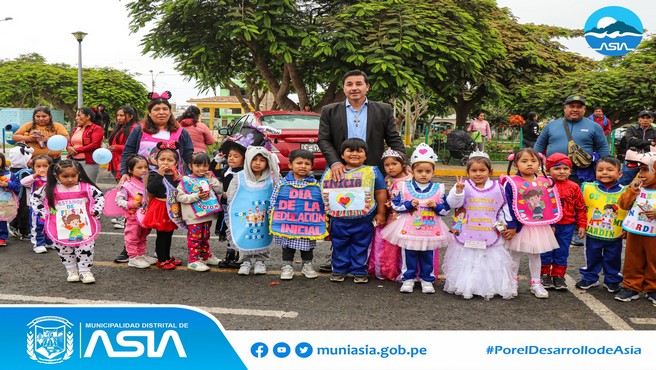 El alcalde Isaias Alcántara Malásquez  junto a los profesores y niños de las diferentes instituciones educativas iniciales del distrito de Asia, participaron esta mañana de un colorido pasacalle por los 93º Aniversario de la Educación Inicial.
Los pequeñitos recorrieron las principales calles de Capilla de Asia en coloridos mandiles con mensajes alusivos a la festividad, con el objetivo de generar conciencia sobre la importancia de promover el derecho a la educación en la niñez.
Participaron los iniciales Nº476 Capilla de Asia, San Martincito (Palma Alta) y Santa Cruz de Asia.
En este sentido, el alcalde Isaias Alcántara reafirmó su compromiso de trabajar en beneficio de la educación de los niños y jóvenes de nuestro distrito.
#MunicipalidadDistritalDeAsia
#PorelDesarrollodeAsia
#IsaiasAlcantaraAlcaldedeAsia
