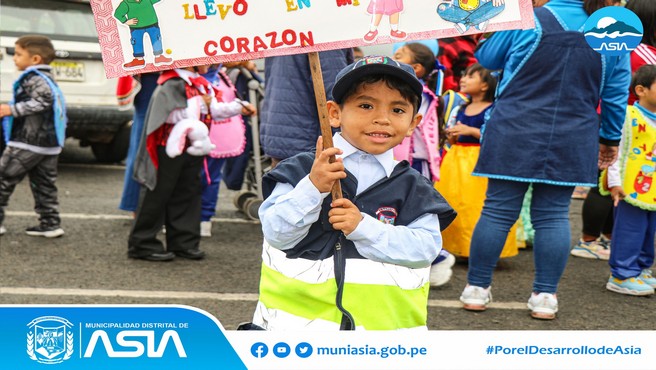 El alcalde Isaias Alcántara Malásquez  junto a los profesores y niños de las diferentes instituciones educativas iniciales del distrito de Asia, participaron esta mañana de un colorido pasacalle por los 93º Aniversario de la Educación Inicial.
Los pequeñitos recorrieron las principales calles de Capilla de Asia en coloridos mandiles con mensajes alusivos a la festividad, con el objetivo de generar conciencia sobre la importancia de promover el derecho a la educación en la niñez.
Participaron los iniciales Nº476 Capilla de Asia, San Martincito (Palma Alta) y Santa Cruz de Asia.
En este sentido, el alcalde Isaias Alcántara reafirmó su compromiso de trabajar en beneficio de la educación de los niños y jóvenes de nuestro distrito.
#MunicipalidadDistritalDeAsia
#PorelDesarrollodeAsia
#IsaiasAlcantaraAlcaldedeAsia