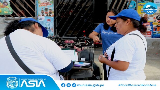 La Municipalidad Distrital de Asia, a través de la Sub Gerencia de Programas Sociales y en coordinación con la Red de Salud Chilca – Mala, vienen realizando el empadronamiento en las viviendas de los anexos Santa Cruz, 09 de octubre y Capilla de Asia.
Nuestros actores sociales realizan este empadronamiento, con la finalidad de instruir a los pobladores sobre como desinfectar de manera correcta los recipientes de agua y evitar que se conviertan en puntos de acoplo del zancudo del Dengue.
Asimismo, se pide a la población estar atenta a la visita de nuestros actores sociales para que puedan ser empadronados.
#MunicipalidadDistritalDeAsia
#PorelDesarrollodeAsia
#IsaiasAlcantaraAlcaldedeAsia