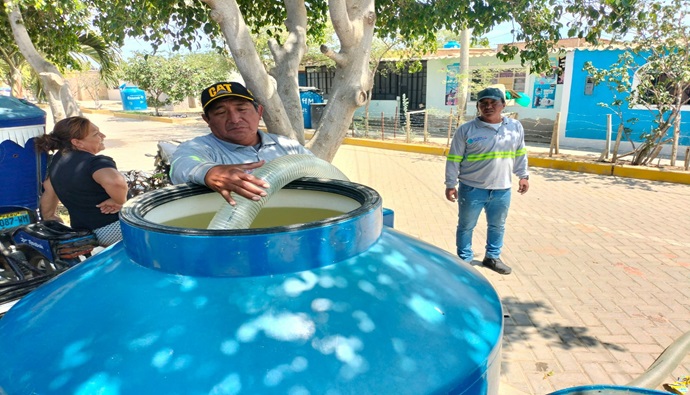 ¡Están siendo atendidos! Ministerio de Vivienda entrega 6 camiones cisterna para dotar de agua potable a Los Órganos y Máncora