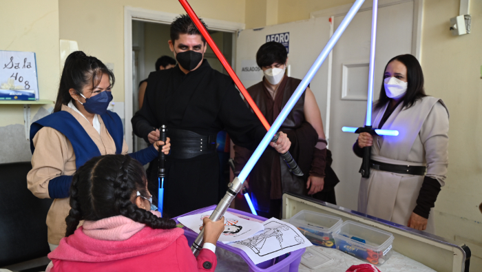 Fanáticos de Star Wars regalan sonrisas a pacientes hospitalizados en el INSN