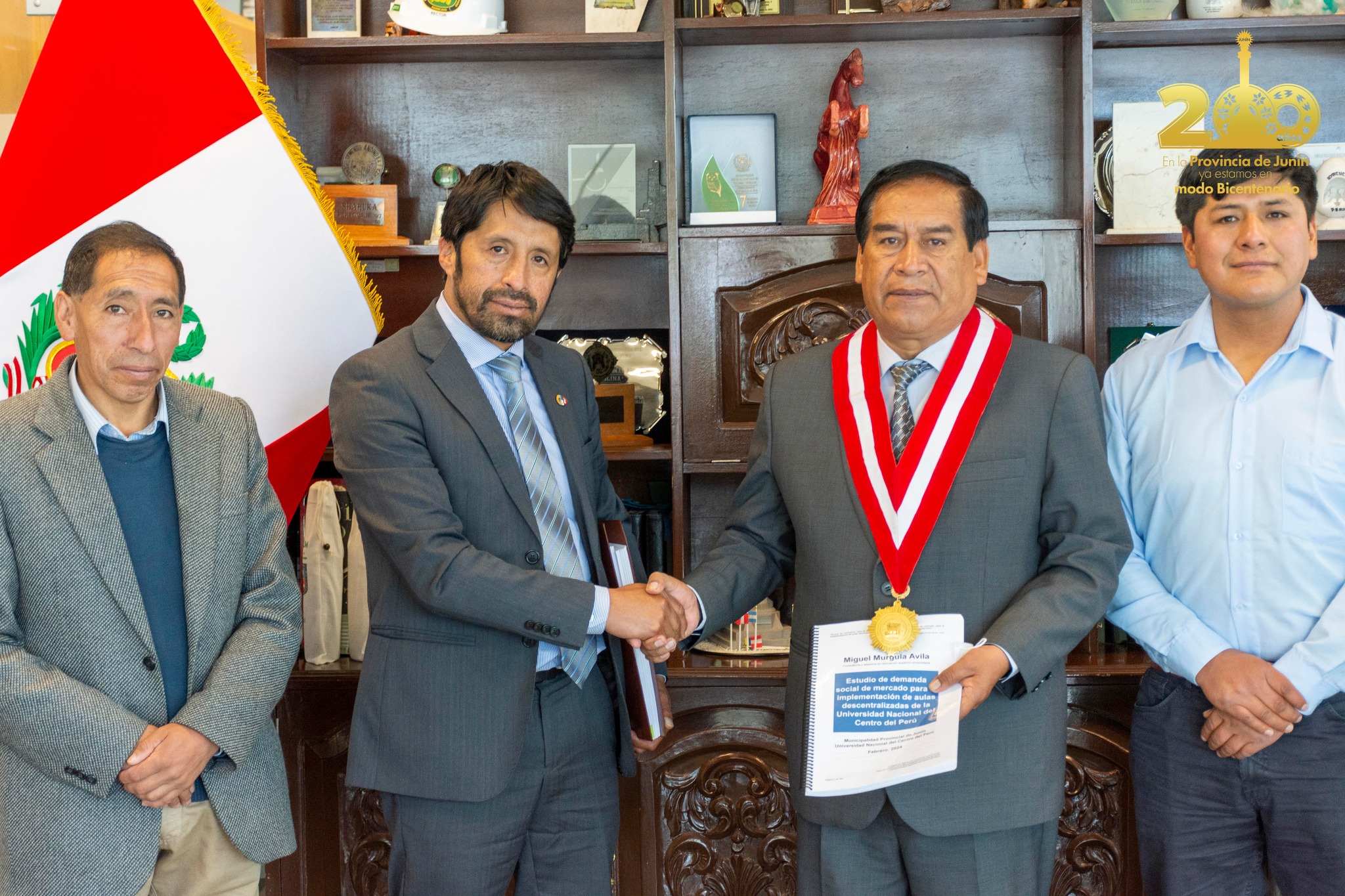 Foto del convenio con la UNCP