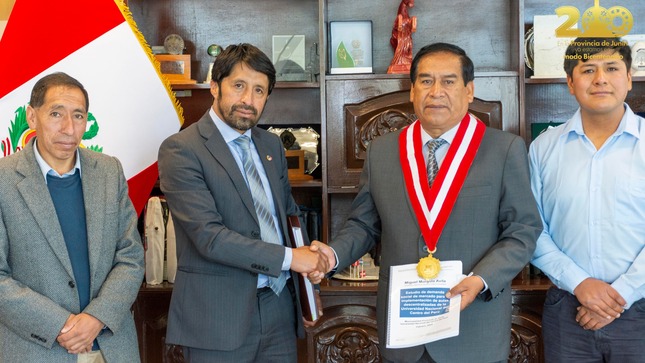 Foto del convenio con la UNCP