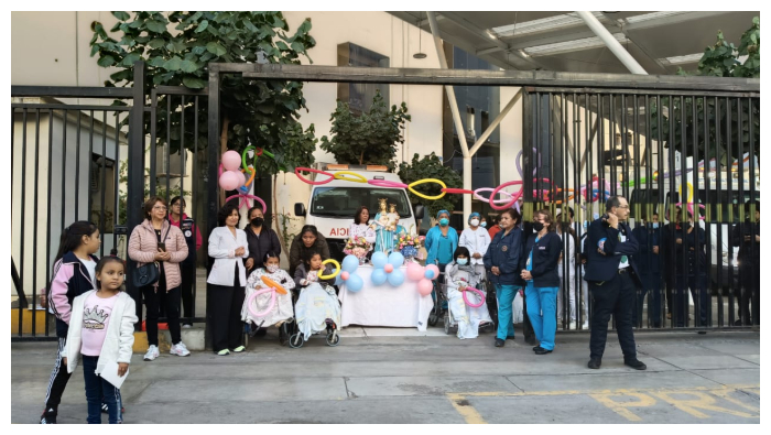 Personal del Servicio de Emergencia ofrendó un ramo de flores a la imagen de la virgen María Auxiliadora.