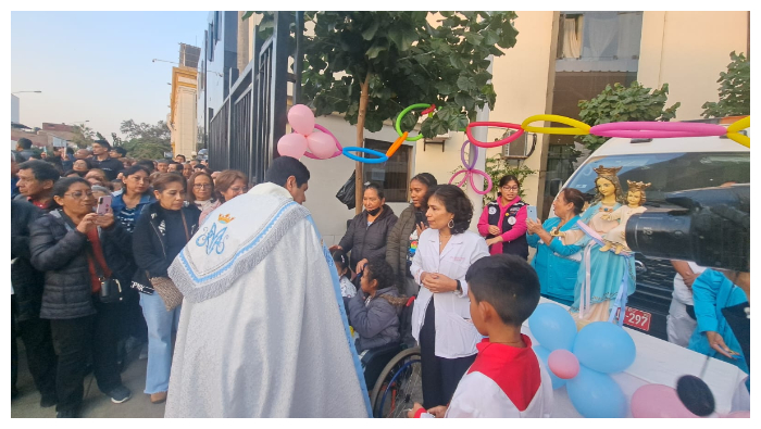 Personal del Servicio de Emergencia ofrendó un ramo de flores a la imagen de la virgen María Auxiliadora.