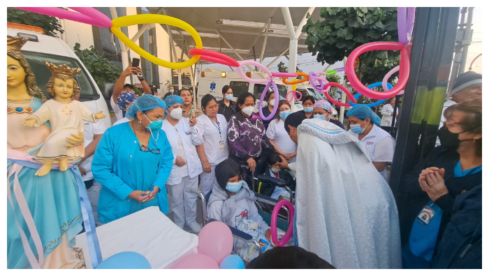 Personal del Servicio de Emergencia ofrendó un ramo de flores a la imagen de la virgen María Auxiliadora.