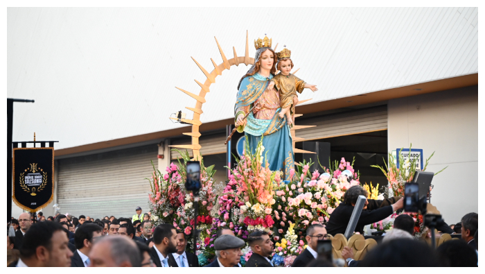 Personal del Servicio de Emergencia ofrendó un ramo de flores a la imagen de la virgen María Auxiliadora.