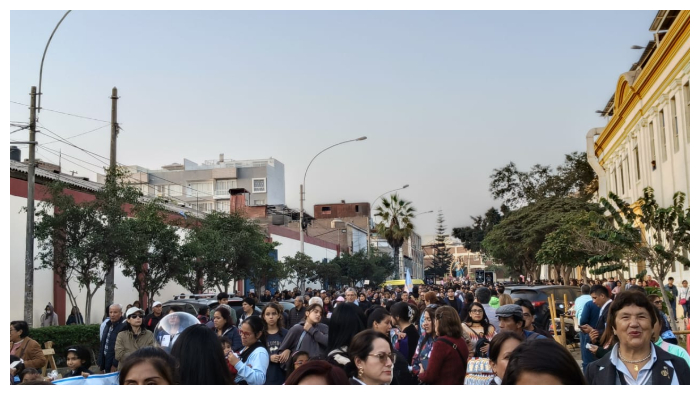 Personal del Servicio de Emergencia ofrendó un ramo de flores a la imagen de la virgen María Auxiliadora.