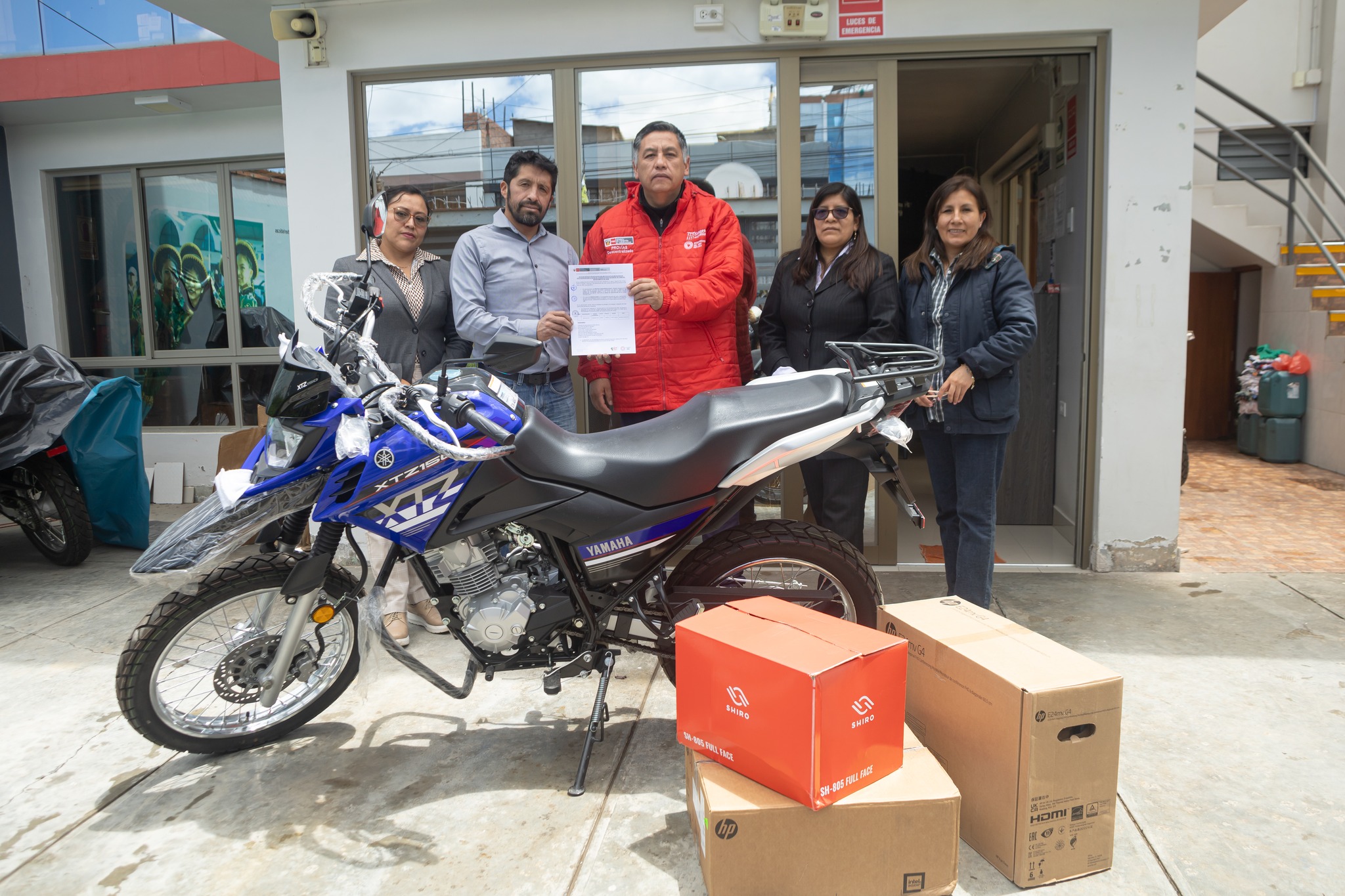 foto de entrega de motocicleta