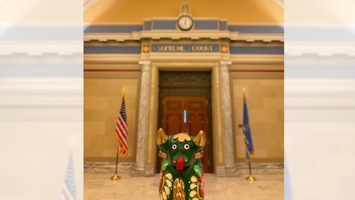 Exhibición itinerante del Torito de Pucará visita el Parlamento de Oklahoma