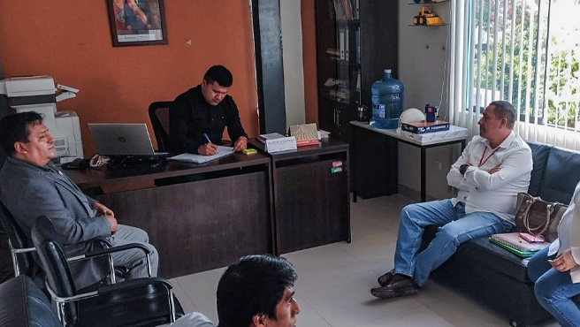 El Gerente Ejecutivo de Vivienda Construcción y Saneamiento sostuvo una reunión con el Jefe zonal del programa de empleo temporal Llamkasun