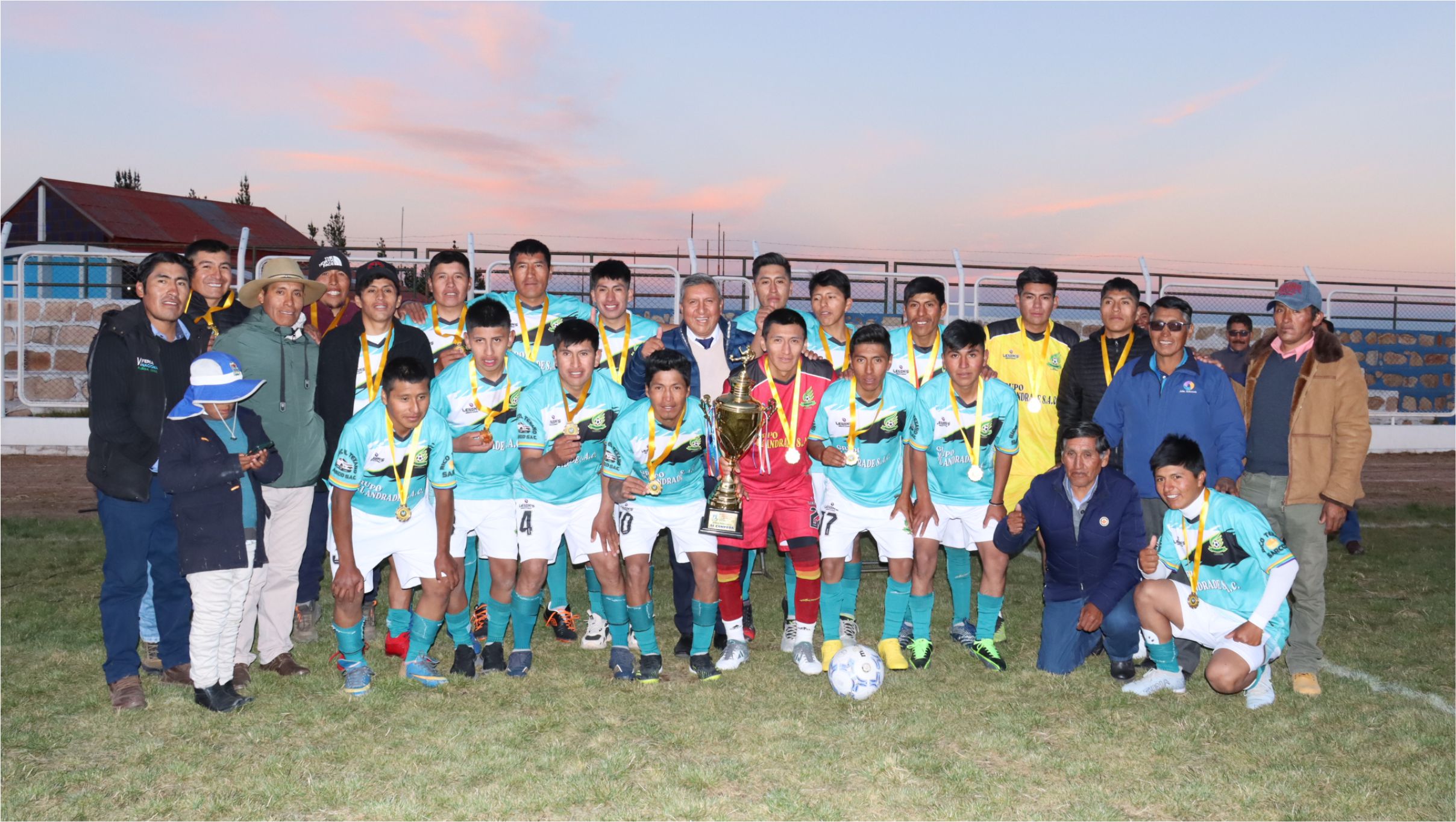 Foto del equipo que obtuvo el primer lugar 