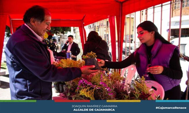 📌En conmemoración del día Mundial del Reciclaje, la gerencia de Desarrollo Ambiental, a través del Programa Municipal Educca, organizó una destacada campaña de reciclaje en el Parque Las Flores.
✅La iniciativa, orientada a promover la conciencia ambiental entre los ciudadanos, atrajo a numerosos vecinos y participantes interesados en contribuir al cuidado del medio ambiente. Agradecemos el apoto de los alcaldes vecinales Segundo Esteban Ucañan Silva y Juan Miguel Espinoza Mendoza, del sector 5 Pueblo Nuevo. Además, diversos colegios de la zona se sumaron al evento, incluyendo I.E. Miguel Carducci Ripiani, I.E.I. 055 MIRU, I.E.I. Tupac Amaru N° 096, I.E. San Francisco, I.E.I. N° 137 José Sabogal, I.E.P. Ricardo Palma, I.E.I. Zulema Arce y I.E. 82641 Simón Bolívar.
🤝La gerencia de Desarrollo Ambiental subraya el éxito de la campaña, con un resultado de cuatro toneladas de residuos inorgánicos recolectados. Esta reciclatón no solo ayudó a reducir la cantidad de residuos en nuestro entorno, sino que también educó a las futuras generaciones sobre la importancia de proteger nuestro planeta.