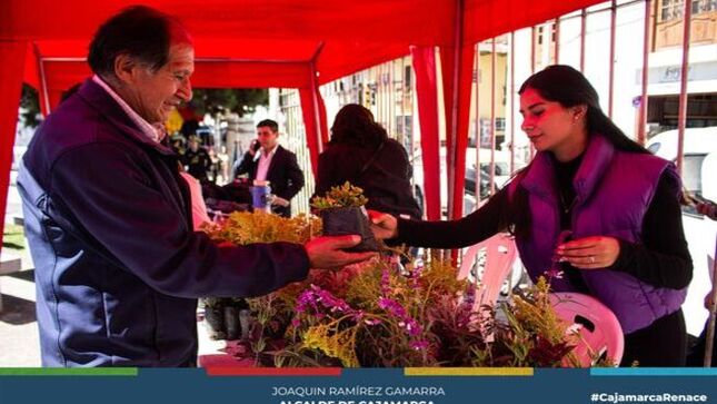 📌En conmemoración del día Mundial del Reciclaje, la gerencia de Desarrollo Ambiental, a través del Programa Municipal Educca, organizó una destacada campaña de reciclaje en el Parque Las Flores. 
✅La iniciativa, orientada a promover la conciencia ambiental entre los ciudadanos, atrajo a numerosos vecinos y participantes interesados en contribuir al cuidado del medio ambiente. Agradecemos el apoto de los alcaldes vecinales Segundo Esteban Ucañan Silva y Juan Miguel Espinoza Mendoza, del sector 5 Pueblo Nuevo. Además, diversos colegios de la zona se sumaron al evento, incluyendo I.E. Miguel Carducci Ripiani, I.E.I. 055 MIRU, I.E.I. Tupac Amaru N° 096, I.E. San Francisco, I.E.I. N° 137 José Sabogal, I.E.P. Ricardo Palma, I.E.I. Zulema Arce y I.E. 82641 Simón Bolívar. 
🤝La gerencia de Desarrollo Ambiental subraya el éxito de la campaña, con un resultado de cuatro toneladas de residuos inorgánicos recolectados. Esta reciclatón no solo ayudó a reducir la cantidad de residuos en nuestro entorno, sino que también educó a las futuras generaciones sobre la importancia de proteger nuestro planeta.