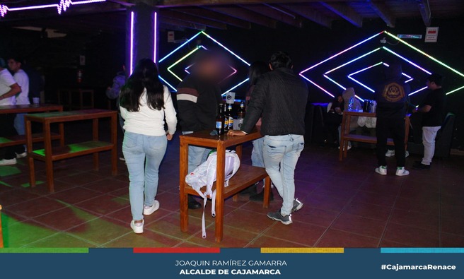 📌En un esfuerzo por garantizar el cumplimiento de las normativas y salvaguardar la salud pública, se llevó a cabo un operativo interinstitucional que contó con la participación del Ministerio Público, la Policía Nacional del Perú (PNP) y la Gerencia de Desarrollo Económico, a través de su Subgerencia de Comercialización y Licencias.
❌El operativo tuvo lugar en el local denominado “TERRA” ubicado frente a la Universidad Nacional de Cajamarca que, a pesar de haber sido clausurado temporalmente por infracciones anteriores, continuaba operando de manera clandestina, encontrando entre 16 y 18 litros de cañazo almacenados en condiciones insalubres, con presencia de moscas, lo que evidencia una grave falta de higiene. Además, las tablas de picar estaban en un estado avanzado de deterioro, y las jarras utilizadas para servir bebidas presentaban signos de lacrado inadecuado.
✅Las autoridades informaron que continuarán realizando operativos de manera periódica para garantizar que los establecimientos comerciales cumplan con todas las normativas vigentes y para proteger la salud y seguridad de los ciudadanos. La intervención en este local es un claro ejemplo de que la colaboración interinstitucional es clave para lograr un entorno más seguro y saludable para todos.