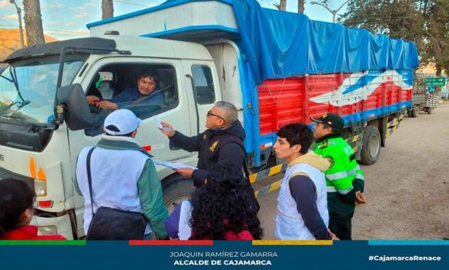 📌En un esfuerzo conjunto por parte de la Municipalidad Provincial de Cajamarca, se llevó a cabo un operativo interinstitucional en la Plaza Pecuaria Iscoconga, junto con la Fiscalía, Policía Nacional del Perú (PNP), la gerencia de Transportes y Seguridad Vial, el área de Bromatología, y los regidores como ente fiscalizador.
✅Durante el operativo, se realizaron minuciosas verificaciones a cada vehículo que ingresaba a la plaza, asegurándose de que contaran con el acta de procedencia del ganado y el certificado de vacunación correspondiente. Estas medidas son esenciales para prevenir el abigeato y la comercialización de animales sin el debido control sanitario, protegiendo así la salud pública.
🚨El área de bromatología llevó a cabo exhaustivas inspecciones en los puestos de alimentación, verificando el cumplimiento de las normativas higiénico-sanitarias. Estos controles son cruciales para garantizar que los alimentos vendidos en la plaza cumplan con los estándares de seguridad necesarios para el consumo humano.
🗣En ese sentido, la regidora Julia Guerrero recalcó la importancia de estos operativos de manera conjunta para garantizar la salud pública de todos los cajamarquinos que llegan hasta esta zona para comercializar su ganado. "Los operativos serán de manera constante en beneficio de toda la población y de manera conjunta para lograr mejores resultados" enfatizó Julia Guerrero.