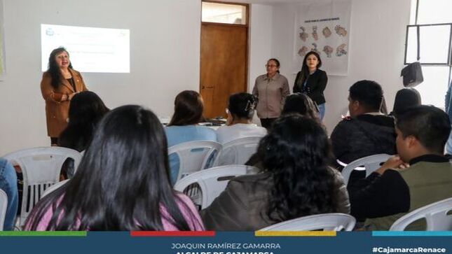 📌Con el objetivo de desarrollar estrategias educativas que promuevan los cambios en los hábitos y prácticas en la sostenibilidad de los servicios sanitarios de nuestra comunidad, se desarrolló un taller de capacitación dirigido a los estudiantes de Ingeniería Ambiental de la UPN-Cajamarca.
👉Dichos estudiantes forman parte del plan de Educación Sanitaria, una nueva línea de trabajo que incorpora la subgerencia de Saneamiento Básico de la gerencia de Desarrollo Ambiental, liderada por la Ing. Deisy Carrasco Vela.
✅El plan se ejecutará en los centros poblados de Plan Manzanas, Bella Unión y Lucmacucho, en cada hogar, esperando reducir las enfermedades diarreicas agudas (EDAs).