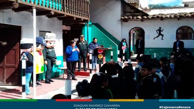 📌Comprometidos en promover una cultura de seguridad vial que permita prevenir y disminuir los accidentes de tránsito que a diario se registran en nuestra ciudad, el área de Seguridad Vial de la gerencia de Transporte y Seguridad Vial, la Unidad de Tránsito y Seguridad Vial de la Policía Nacional del Perú y la Dirección Regional de Transportes y Comunicaciones, intensifican la campaña de sensibilización y concientización en diferentes instituciones educativas en Cajamarca.
✅En esta oportunidad, la campaña de sensibilización se realizó a estudiantes de educación primaria de la I.E. P. Ricardo Palma, con el propósito de promover en los escolares el respeto a las normas de tránsito a fin de generar cambios de conducta que permitan reducir los índices de accidentes de tránsito en nuestra ciudad.