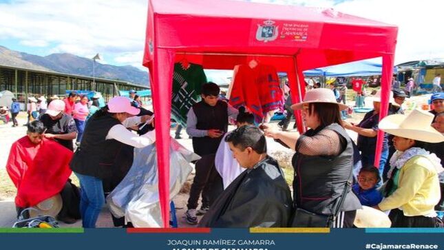 💇🏻La Municipalidad Provincial de Cajamarca, a través de la coordinación del Programa Renace Mujer y Familia, realizó corte de cabello a más de 200 cajamarquinos quienes fueron atendiendos por 19 estudiantes de cosmetología que son parte de nuestros programas de emprendimiento. 
📌El objetivo de está actividad es descentralizar las actividades de nuestros estudiantes que se vienen formando con cursos de emprendimiento en las instalaciones del Renace Mujer y Familia de la comuna local.