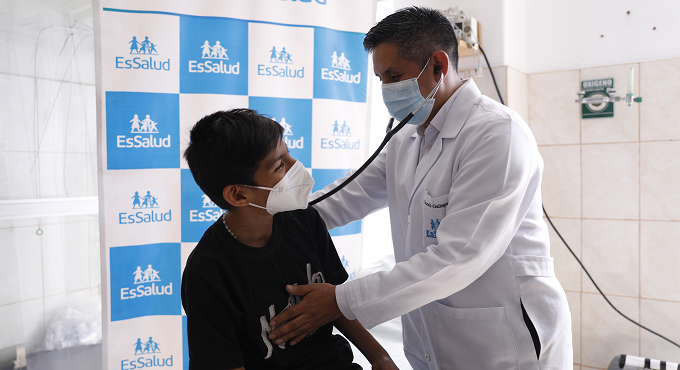 Por primera vez adolescente de 12 años puede ingerir alimentos gracias a exitosa cirugía de implante de tubo gástrico en hospital Almenara