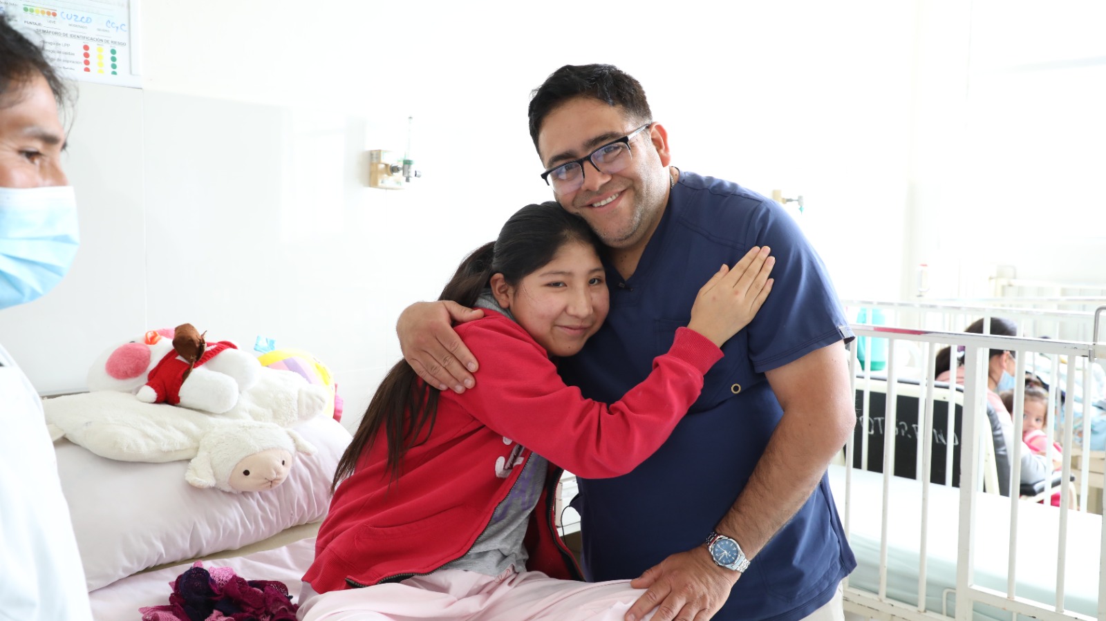 Médicos del Instituto Nacional de Salud del Niño de Breña realizan reconstrucción fácil a niña utilizando su propio hueso del omóplato