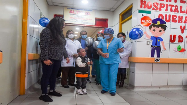 Pequeño héroe: después de 34 días de lucha, Lucianito vuelve a casa tras recuperarse de graves quemaduras