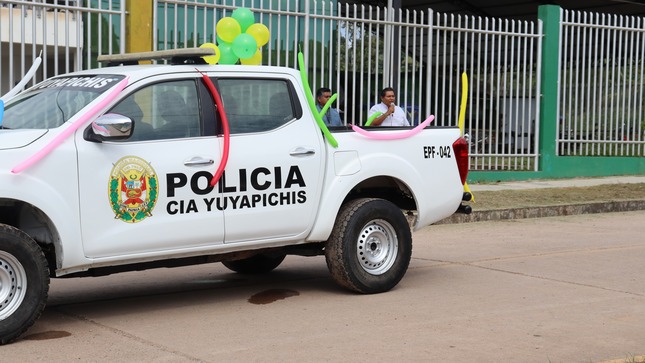 entrega de la camioneta a la PNP