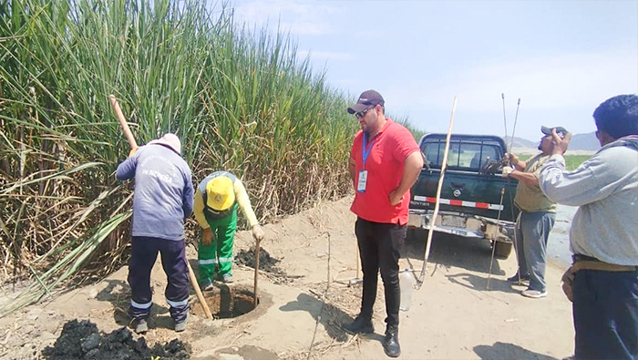 Limpian  buzón de desagüe obstruido en Huacatambo  