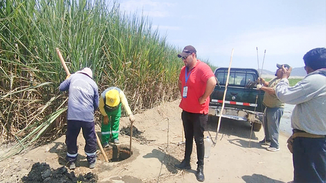 Limpian  buzón de desagüe obstruido en Huacatambo  