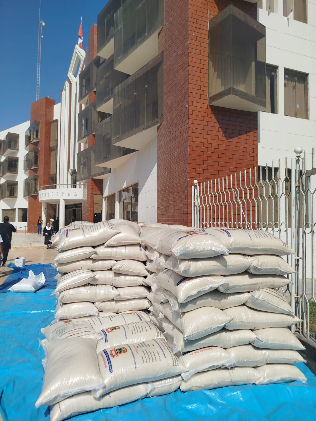 Entrega de alimentos en JLO 5