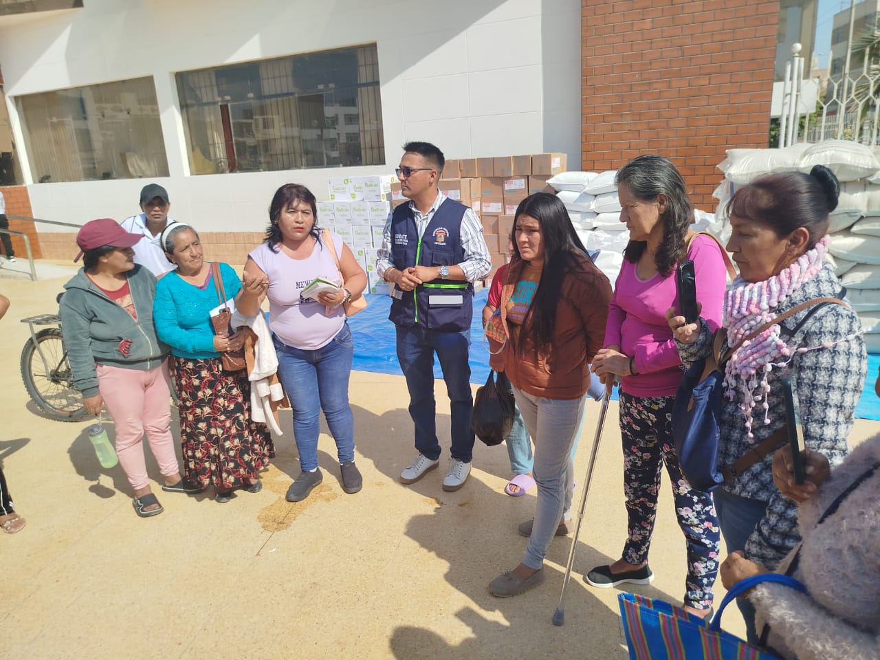 Entrega de alimentos en JLO 4