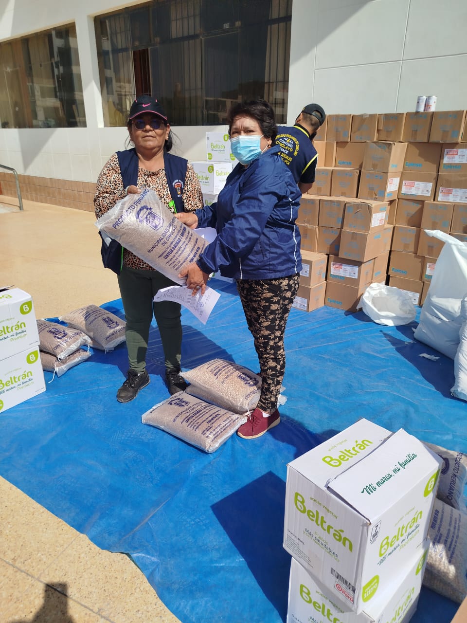 Entrega de alimentos en JLO 3