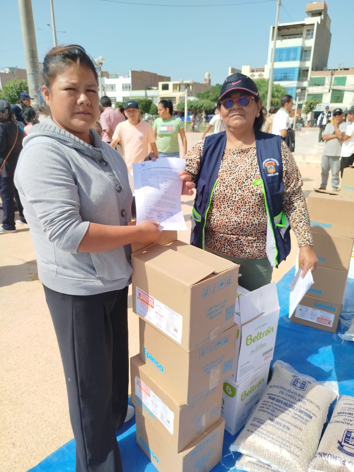 Entrega de alimentos en JLO 2