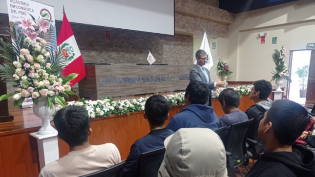 Promueven el interés por la carrera diplomática con charla informativa en la Universidad Nacional de Moquegua