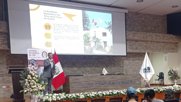 Promueven el interés por la carrera diplomática con charla informativa en la Universidad Nacional de Moquegua