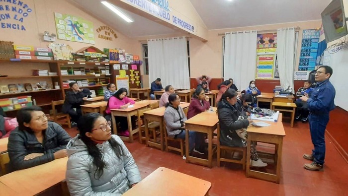 Padres de familia de I.E. Sebastián Lorente fueron capacitados en el uso eficiente de energía eléctrica