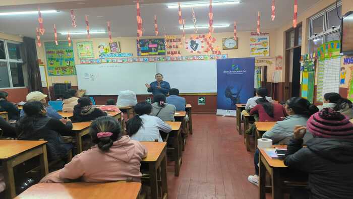 Padres de familia de I.E. Sebastián Lorente fueron capacitados en el uso eficiente de energía eléctrica
