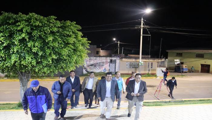 Electrocentro mejora la iluminación en Huanta con la instalación de modernas luminarias LED