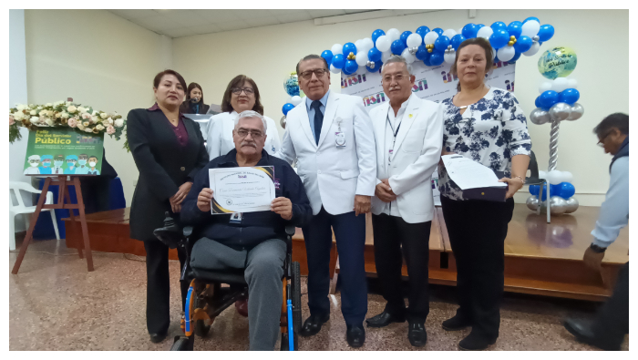 El Técnico en Farmacia, César Velarde, fue uno de los reconocidos con más de 40 años de labor en el INSN.