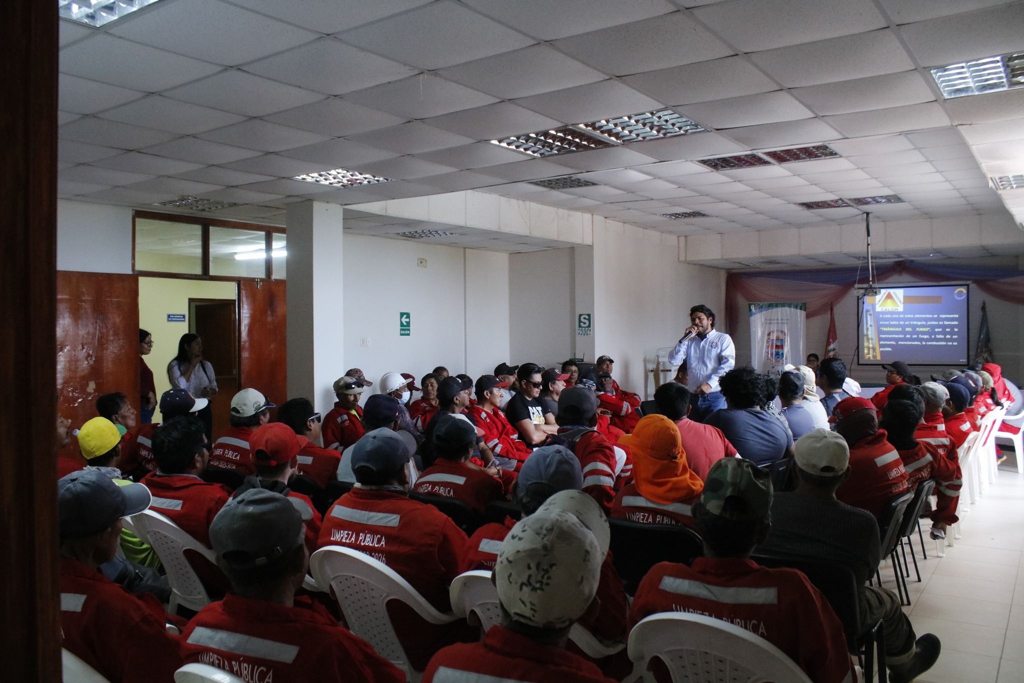 Por segundo día y en cumplimiento a las actividades del Programa Anual de Capacitaciones en Seguridad y Salud en el Trabajo de la MDEA, de acuerdo a lo establecido a la Ley N° 29783, Ley de Seguridad y Salud en el Trabajo y su Reglamento aprobado por el D.S. N° 005-2012-TR, donde está normado que los trabajadores están obligados a participar de las capacitaciones en dichas materias.