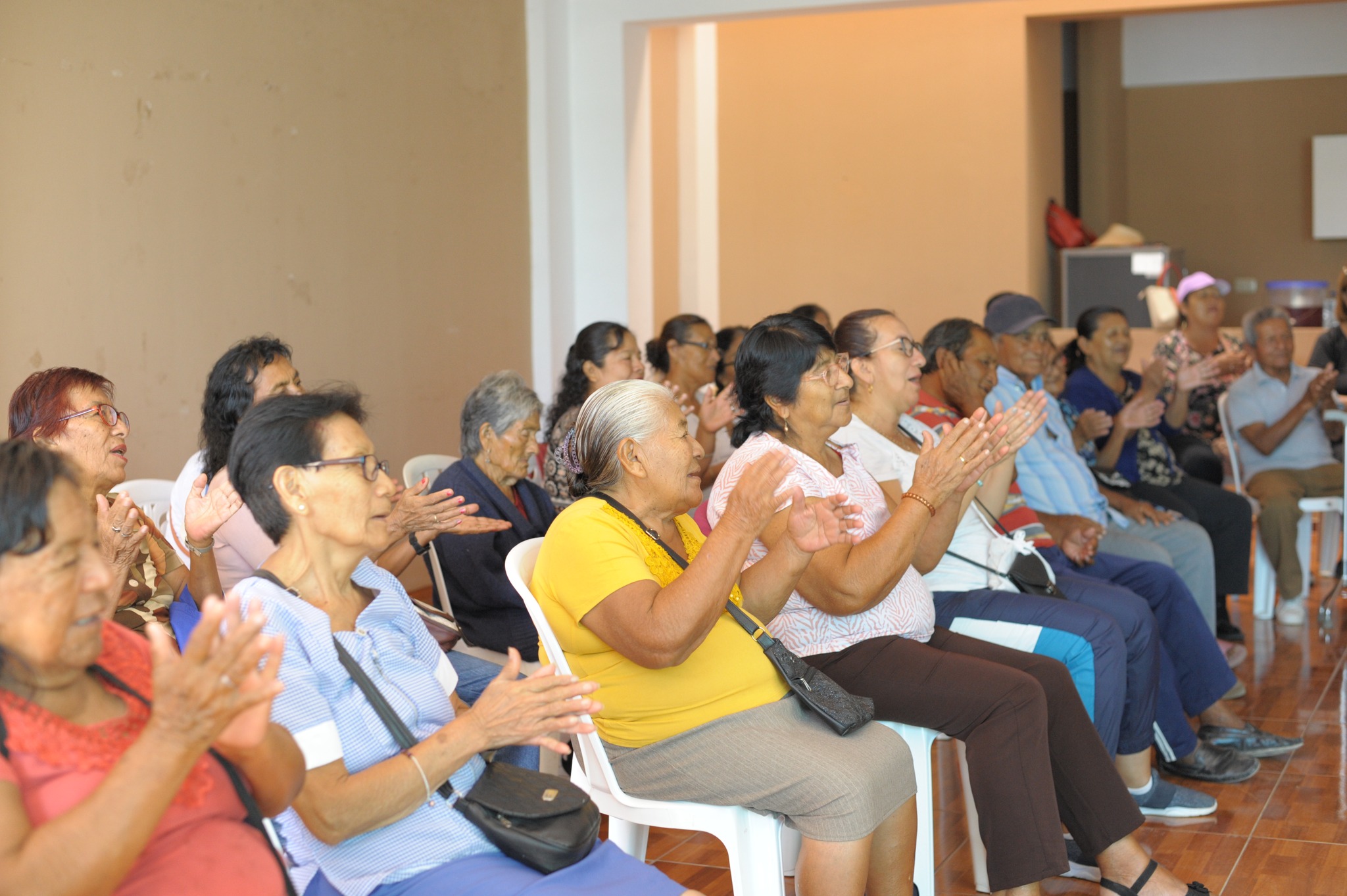 Nuestros adultos mayores siguen participando de los talleres del Proyecto denominado “Población Adulta Mayor PAM EN MOVIMIENTO” que viene promoviendo la comuna local que dirige el alcalde Sr. Reedy Bancayan Palomino, a través del Centro Integral de Atención al Adulto Mayor CIAM, esta vez en el salón de usos múltiples del AH Señor de los Milagros, se realizó el taller de Tai Chi una técnica milenaria que les ayudará a mejorar su condición física (en el sentido del equilibrio) y emocional lo que permitirá mejorar su calidad de vida, esta vez se realizaron ejercicios de calentamiento y relajación.
El evento se inició con la oración pronunciada por la Sra. Nérida Benites de Ávila, luego se ejecutó una dinámica de motivación a cargo de la Terapeuta Sandra Montalván, una vez más se tuvo una activa participación de los adultos mayores.